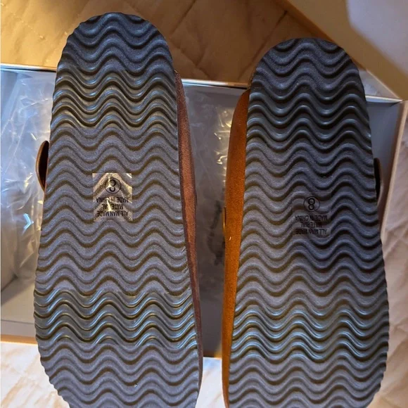 Soda Slip on Suede Clogs NEW IN BOX - Picture 4 of 7